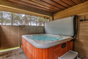 Indoor spa tub