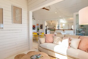 Televisio, takka, työhuone