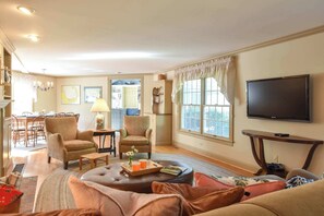 Una televisión, una chimenea, una oficina