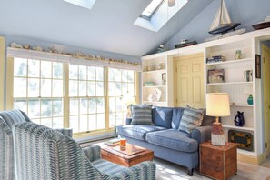 Una televisión, una chimenea, una oficina