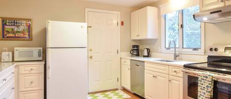 Coffee/tea maker, fridge, microwave, oven