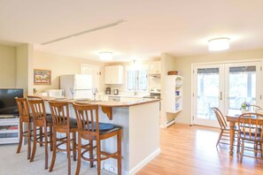 Coffee/tea maker, fridge, microwave, oven - 1 Mile to Nauset Beach! Family and Dog Friendly! (Orleans)