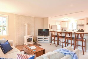 TV, offices - 1 Mile to Nauset Beach! Family and Dog Friendly! (Orleans)