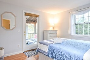 3 bedrooms, iron/ironing board, WiFi, bed sheets - 15 min Walk to Nauset Beach! (Orleans)