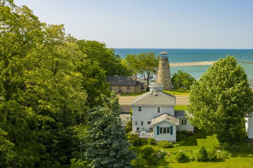 Private Home: Lightkeeper's Refuge steps to beach, marina and boat slip