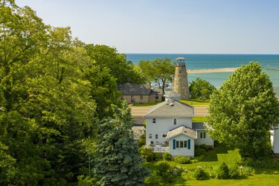 Private Home: Lightkeeper's Refuge steps to beach, marina and boat slip