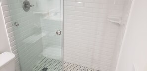Duschwanne, Handtücher, Seife, Toilettenpapier