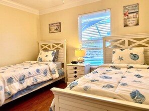 3 makuuhuonetta, työpöytä, silitysrauta/-lauta, vauvan matkasänky