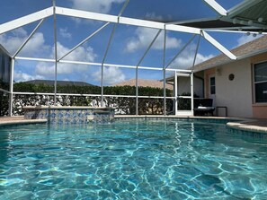 Lämmitetty uima-allas