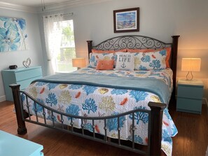 3 soverom, skrivebord, strykejern/-brett og reiseseng for barn