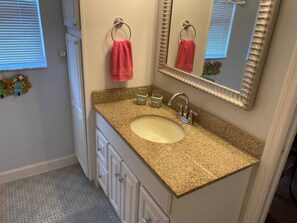 Suihkun ja ammeen yhdistelmä, hiustenkuivaaja, pyyhkeet