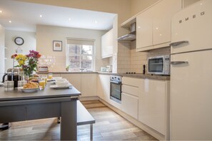 Fridge, microwave, oven, stovetop - Sleeps 12 Central York 5★Townhouse Parking Cinema & Pool Table & Games Room (York)