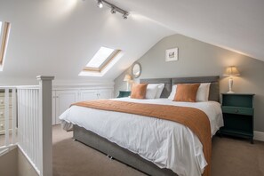 6 bedrooms, iron/ironing board, travel cot, free WiFi - Sleeps 12 Central York 5★Townhouse Parking Cinema & Pool Table & Games Room (York)