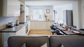 Coffee/tea maker, fridge, microwave, oven