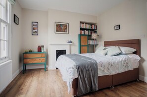 6 slaapkamers, een strijkplank/strijkijzer, reisbedje, gratis wifi