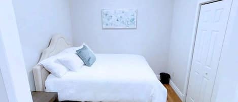 1 habitación, tabla de planchar con plancha, wifi y ropa de cama