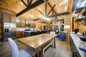 Cozy cabin with a large dining table and comfortable seating, perfect for family meals and gatherings.
