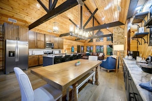 Cozy cabin with a large dining table and comfortable seating, perfect for family meals and gatherings.