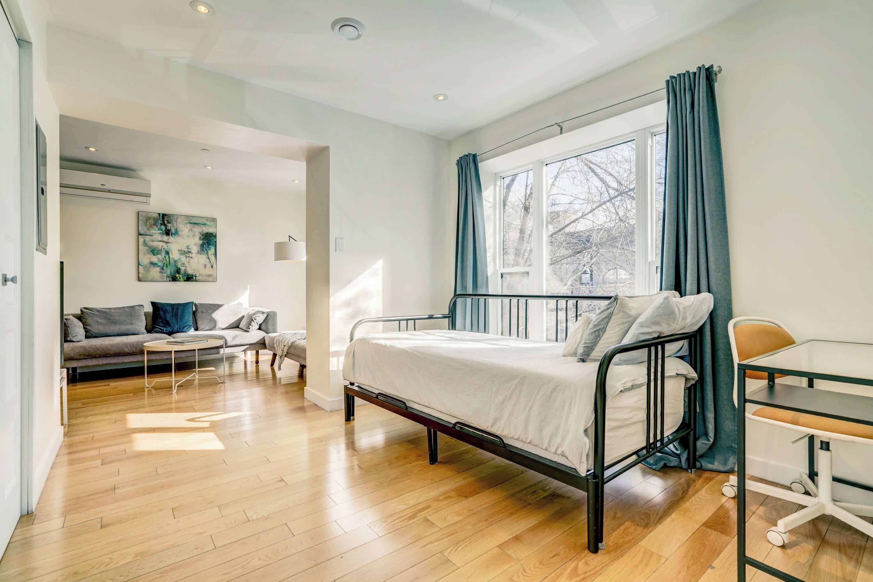 5 bedrooms, desk, iron/ironing board, WiFi (free)