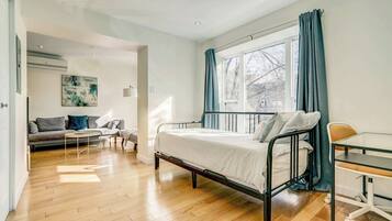 5 bedrooms, desk, iron/ironing board, WiFi (free)