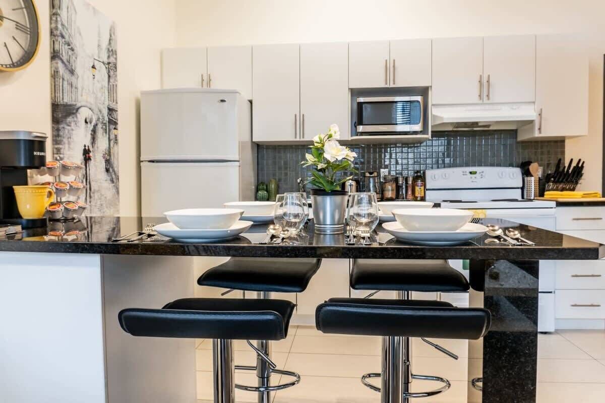 Réfrigérateur, micro-ondes, plaque de cuisson, lave-vaisselle