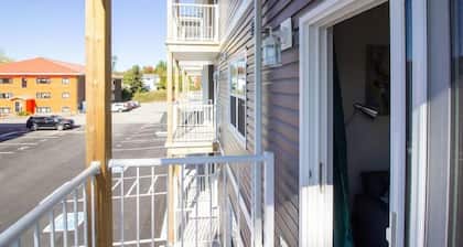 Newly Renovated Modern Condo Near Hospital, UNB Patio & Parking Coffee