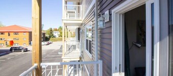 Newly Renovated Modern Condo Near Hospital, UNB Patio & Parking Coffee