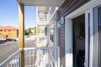 Newly Renovated Modern Condo Near Hospital, UNB Patio & Parking Coffee