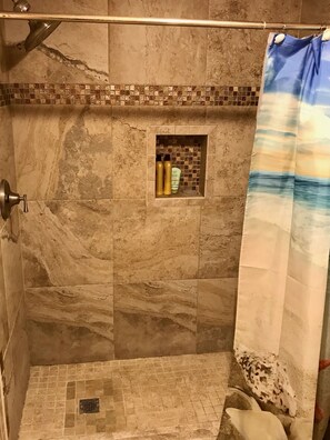 Douche, sèche-cheveux, serviettes fournies, savon