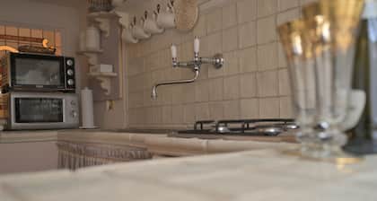 At Handel's Refreshment House