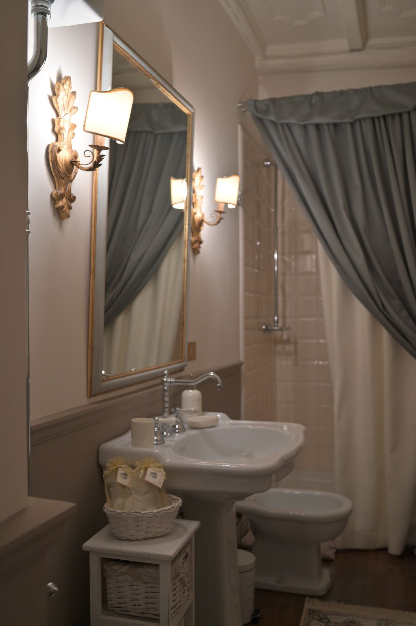 Bathtub, hair dryer, bidet, towels