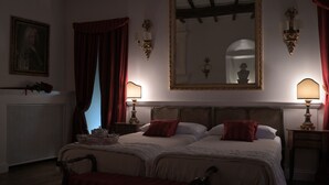 A bedroom with two beds, a large mirror, and two wall-mounted lamps. - At Handel's Refreshment House (Vignanello)