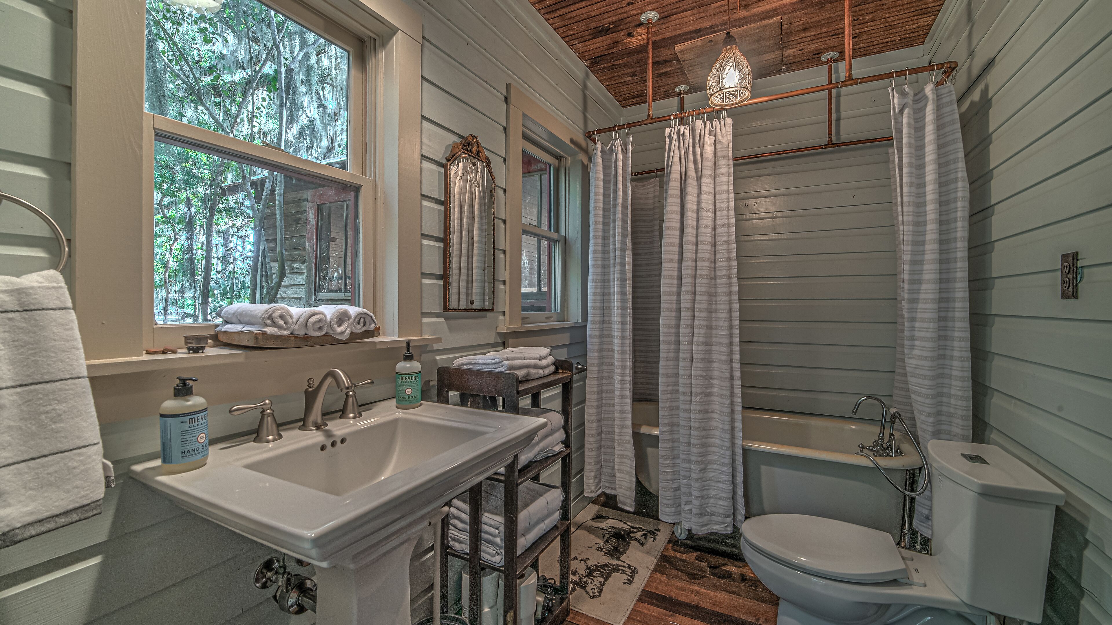 Combined shower/bathtub, hair dryer, towels, soap