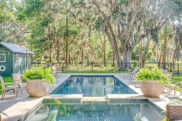 Utendørsbasseng og et oppvarmet basseng