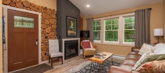 Snuggle by the River Meadow Cabin- kayaks, dogs ok