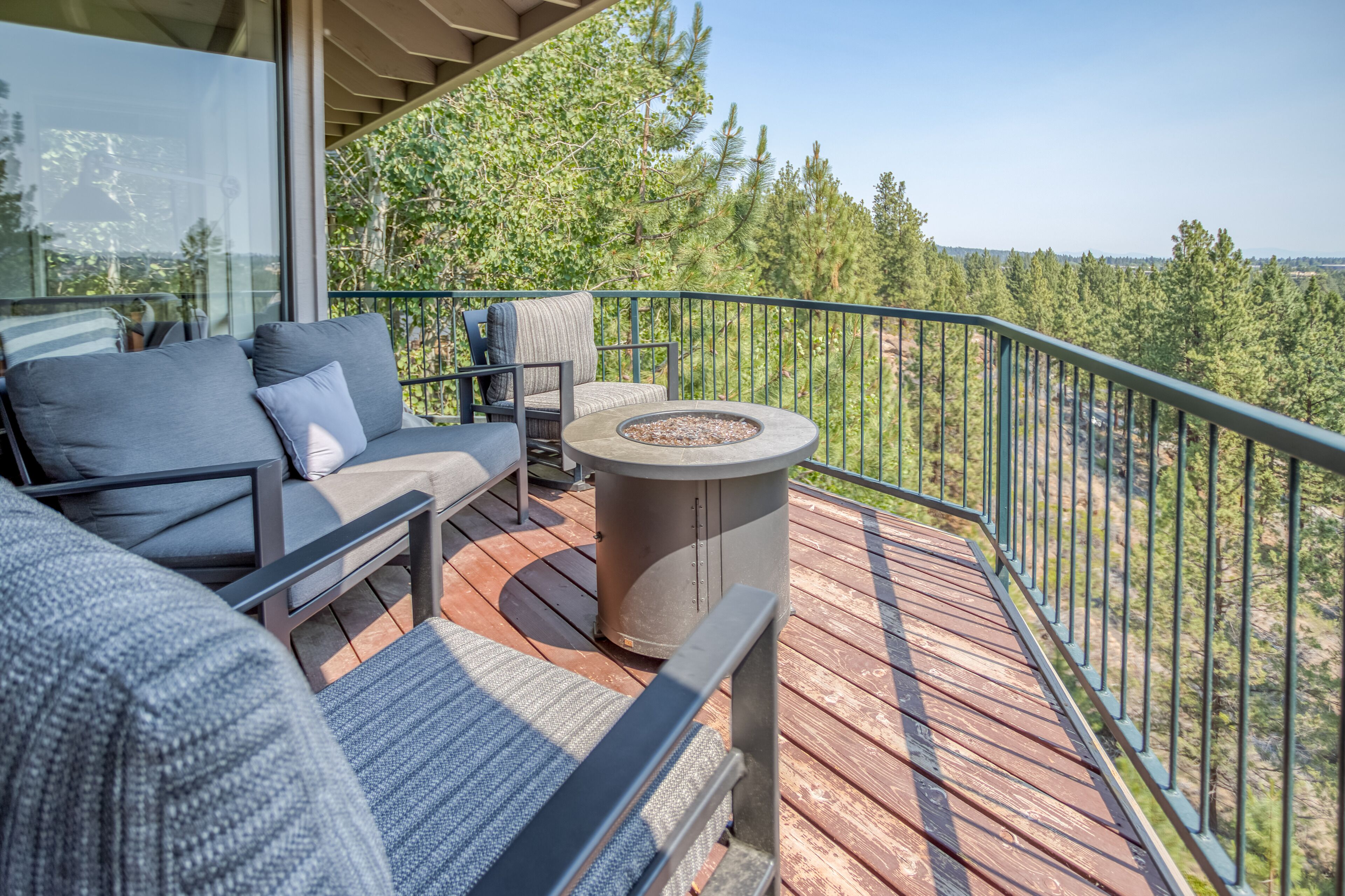 Extra Luxurious Modern Amenities in this Spacious, 2-Bedroom River Ridge Condo!