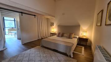 4 bedrooms, desk, iron/ironing board, travel cot