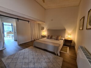 4 bedrooms, desk, iron/ironing board, travel cot