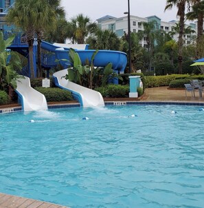 Inomhuspool och utomhuspool