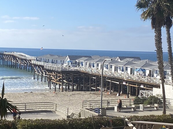 على الشاطئ، كراسي للتشمس، مناشف للشاطئ