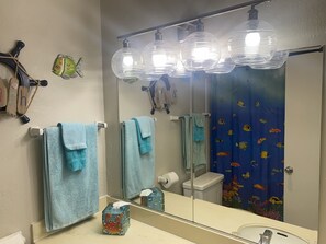 Combinació de dutxa i banyera, assecador de cabells, tovalloles i sabó 