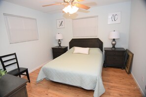 5 bedrooms, free WiFi, bed sheets - Spacious home for entertaining, near Surfside Marina (Freeport)