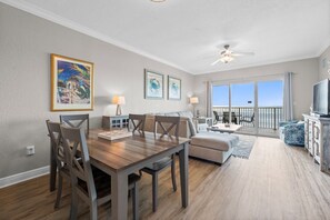 Een smart-tv en tafelvoetbal