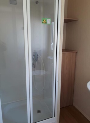 Shower, hair dryer, towels - Caravan on Combe Haven - Sleeps 8 & Pet Friendly (St Leonards-On-Sea)