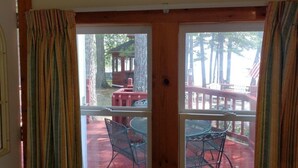 Une pièce dotée d’une porte-fenêtre coulissante donnant sur une terrasse extérieure.