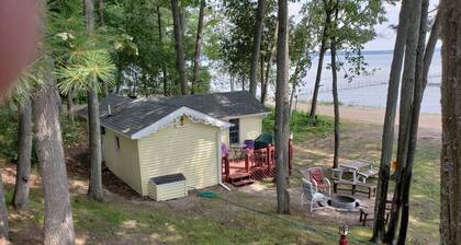 Higgins Lakefront Cozy Beach House with Private Boat Mooring Onsite - Brass Bell