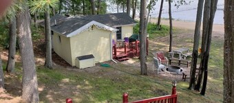 Higgins Lakefront Cozy Beach House with Private Boat Mooring Onsite - Brass Bell