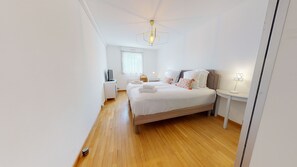 3 slaapkamers, een strijkplank/strijkijzer, gratis wifi, beddengoed