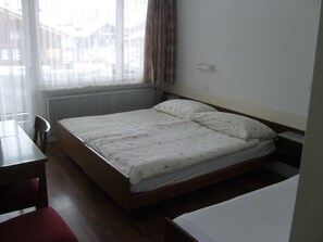 Habitación básica con 1 cama doble o 2 individuales, 1 habitación, vistas a la montaña | Escritorio, cortinas opacas, tabla de planchar con plancha