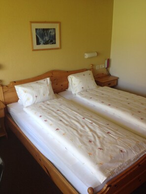 Desk, blackout drapes, iron/ironing board, bed sheets - Hostel Vista Zweisimmen (Zweisimmen)